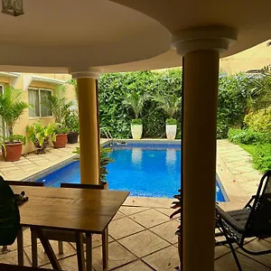 two-bedroom-villa-with-private-swimming-pool-and-garden.hotelsdakar.com/